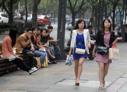 向涵之隋媛路边抽烟，两人吞云吐雾聊得十分开心